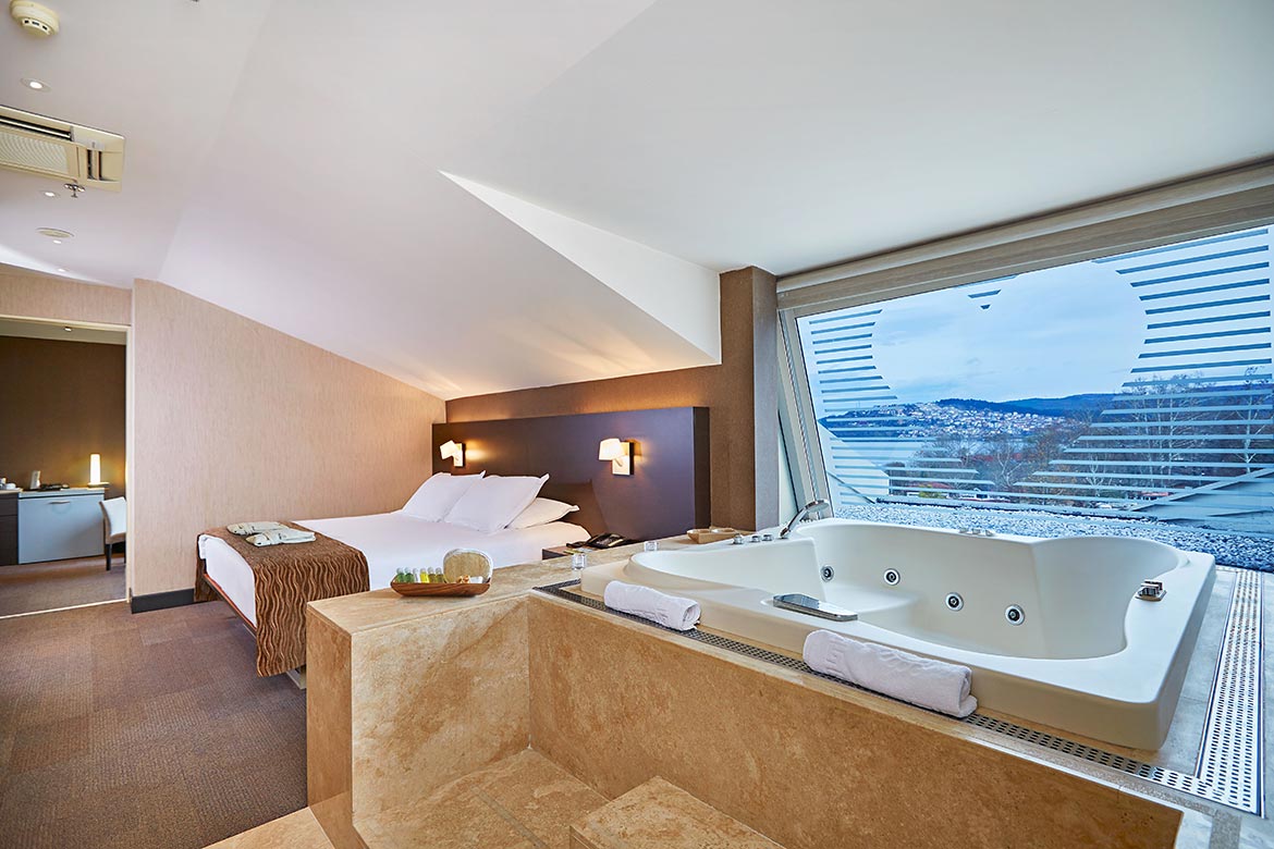 Jakuzili Senior Suite